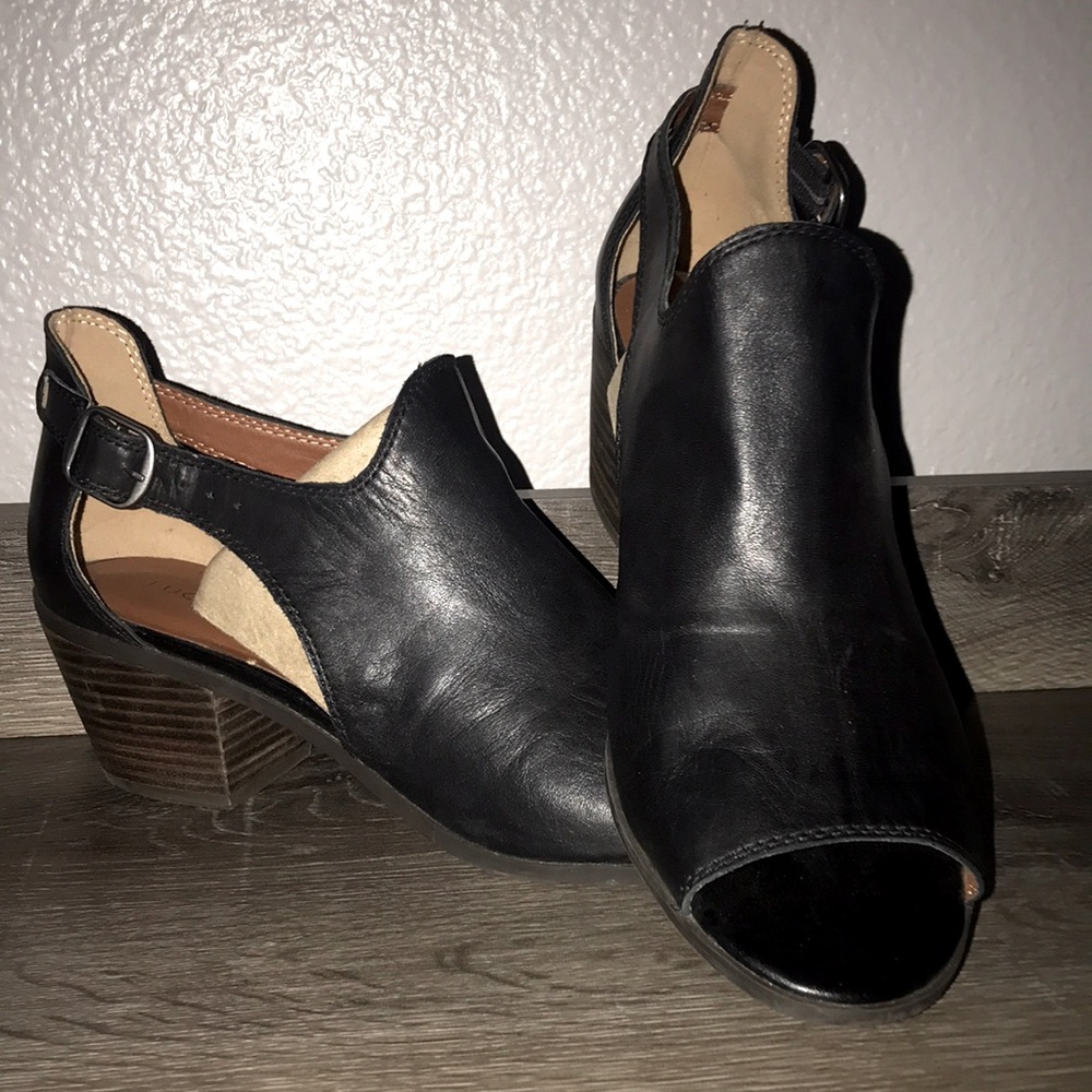 LUCKY BRAND BARINO LEATHER OPEN TOE ANKLE BOOTIES.